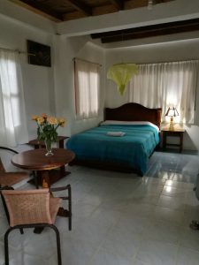 Habitación con camas y mesa Villa Colombia