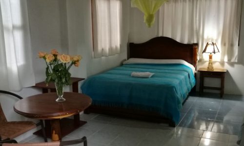 Habitación con camas y mesa Villa Colombia